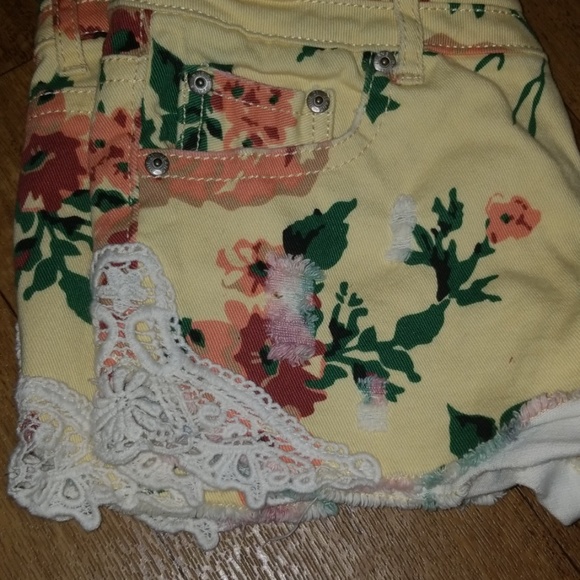 Rue21 Flower shorts, 5/6 - Picture 3 of 4